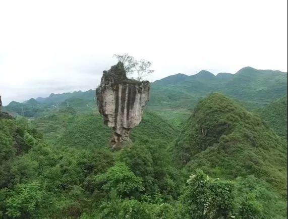 云南司機(jī)連人帶車滾下山崖,，千鈞一發(fā)之際英勇救援行動展現(xiàn)壯舉