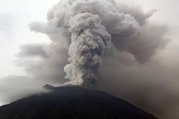 印尼火山喷发导致多名中国游客滞留事件引发关注