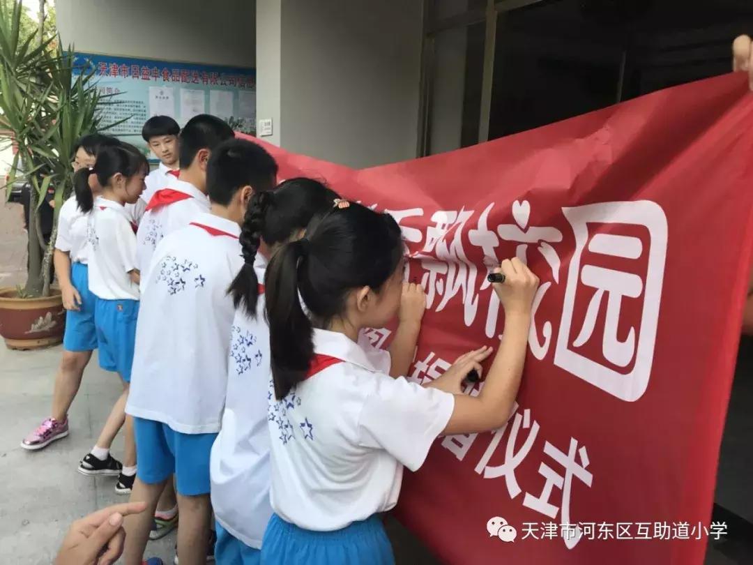 幸福院书香传递，手牵手共读，朗朗读书声回荡