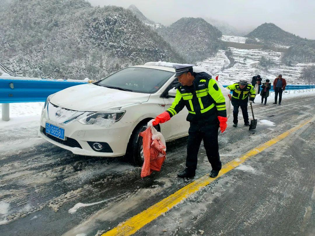 六盘水高新区建设服务中心心系群众安全，撒盐除冰行动确保畅通无阻