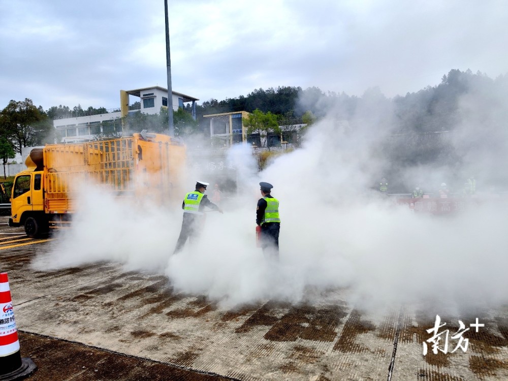 粤赣高速抗冰应急演练，应对道路结冰挑战，保障交通畅通无阻