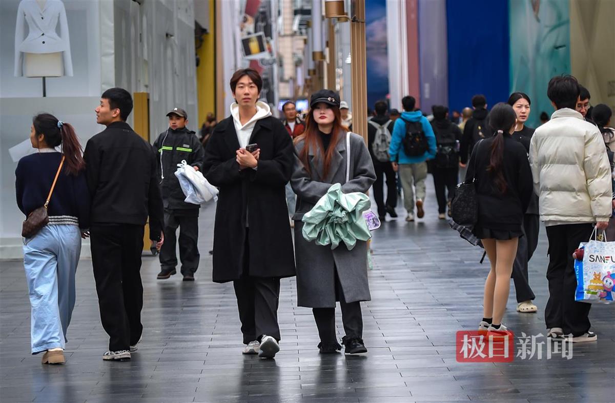 一夜入冬，武汉市民顶风穿冬装前行