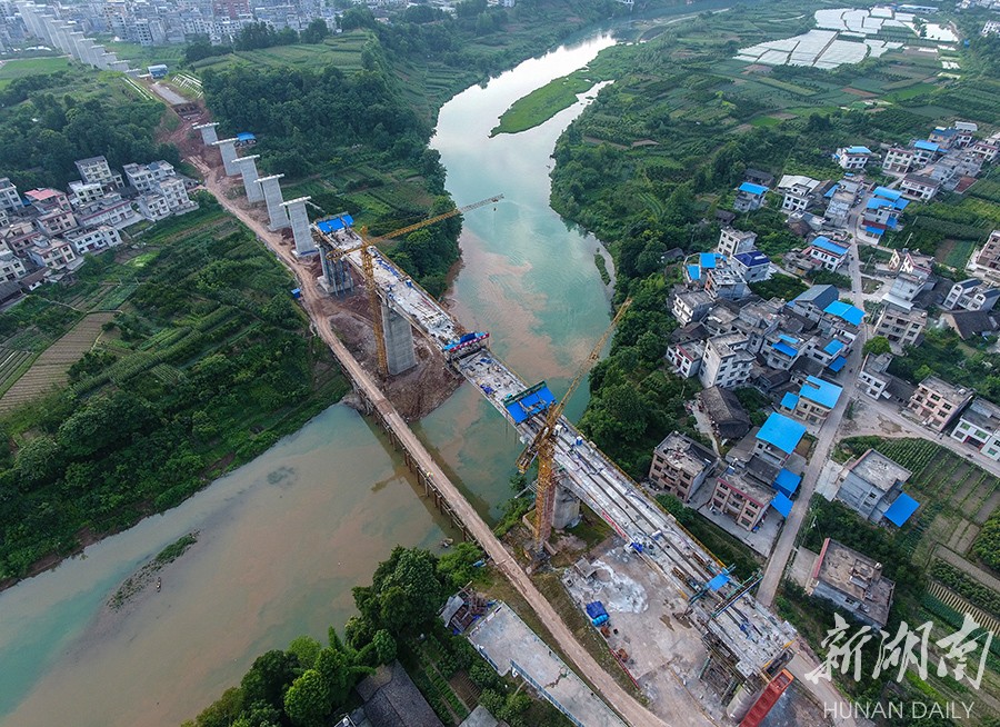 湘西长潭河溇水特大桥合龙，壮丽篇章展现湘西第一高塔风采