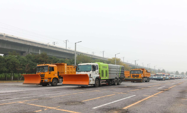 西安浐灞国际港扫雪除冰演练，冬季交通护航行动启动