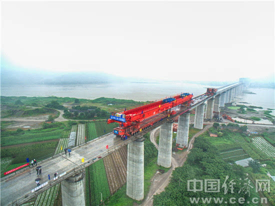 广东滨海旅游公路北津港特大桥第200片箱梁架设任务成功完成