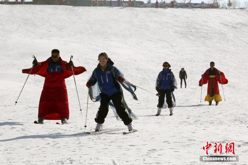 青海西宁汉服雪豹亮相引热议