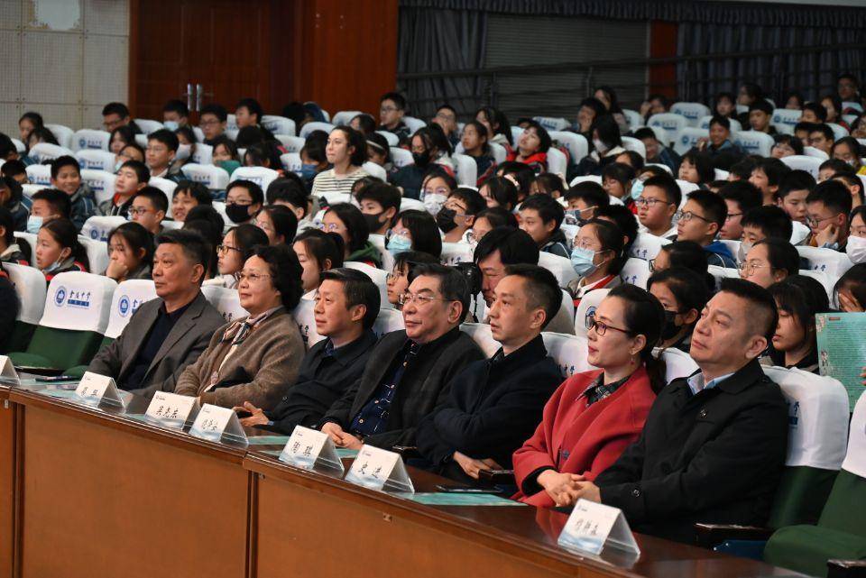 南京金中河西学子探寻知识殿堂之旅，走进知名高校开眼界！