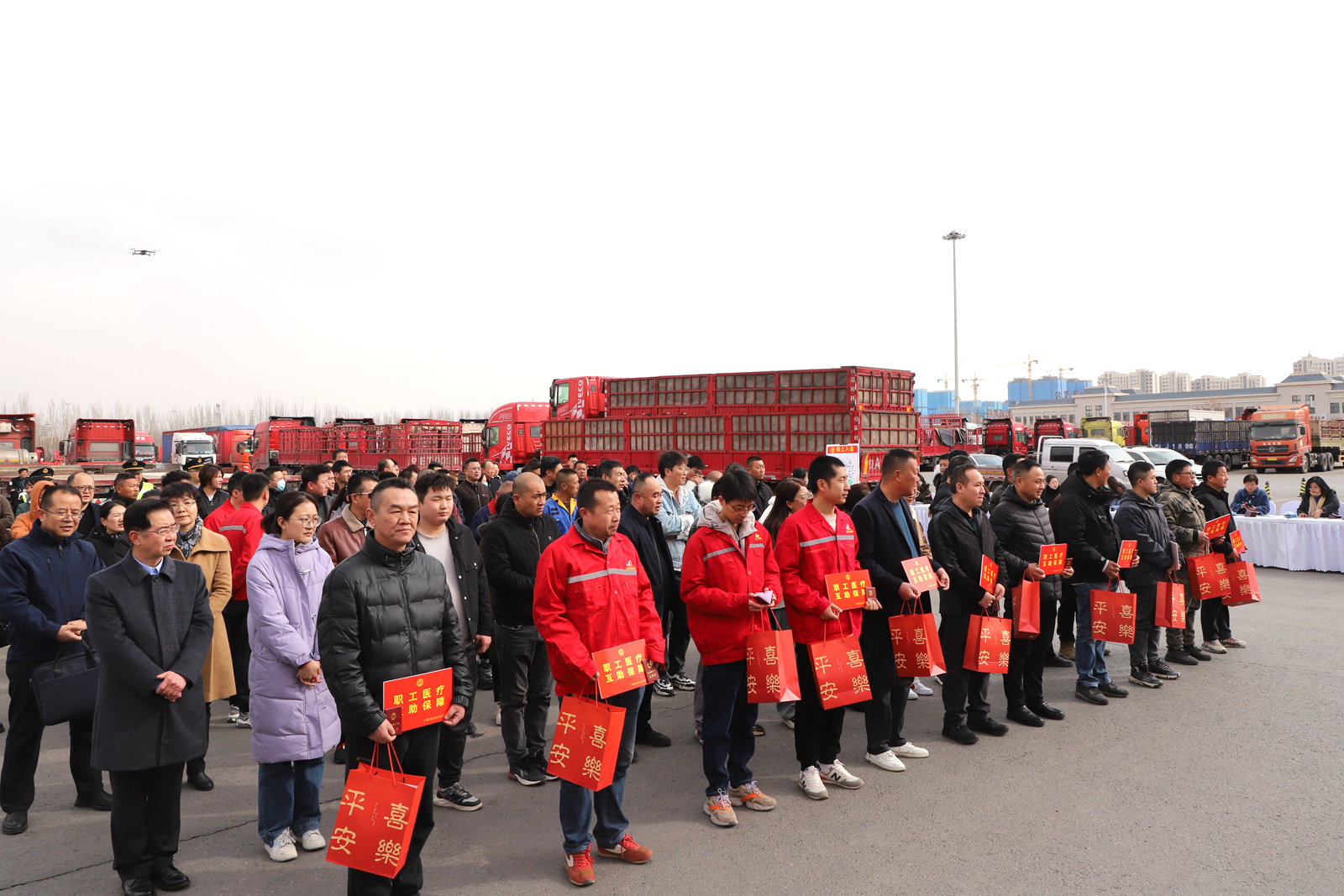 寧夏吳忠市總工會(huì)舉行貨車司機(jī)集中入會(huì)儀式,，新業(yè)態(tài)勞動(dòng)者權(quán)益保障邁入新階段