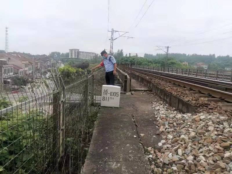 马鞍山铁路紧急时刻，线杆倾倒与市民英勇救援