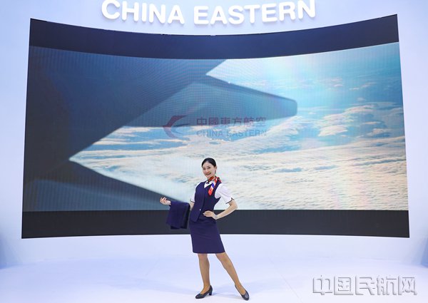 东航五代空乘制服华丽亮相珠海航展，见证半个世纪的客舱芳华