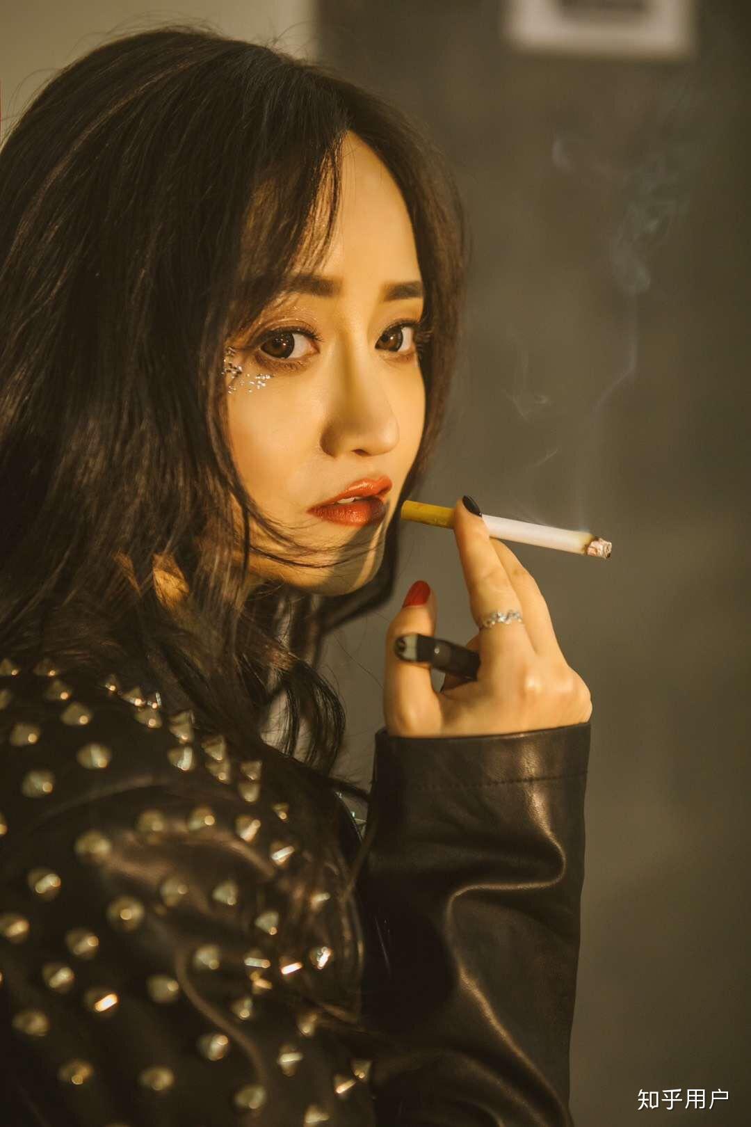 烟影下的美丽，探究女生吸烟的另一面魅力