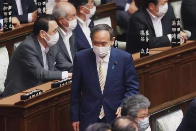 日本首相更迭背后的深层原因及其影响分析