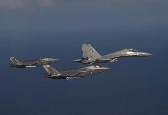 F-16与苏-30战斗机深度对比研究分析