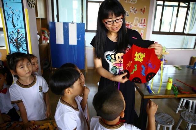 地震中的英勇幼师，怀抱勇气与责任，抱起四个孩子的瞬间