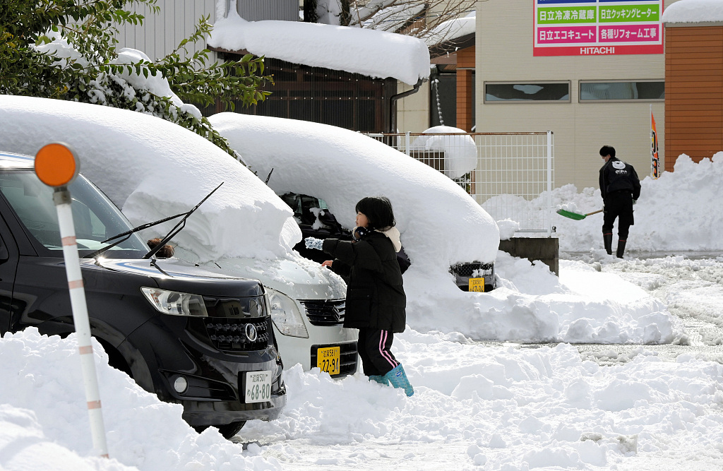 日本东北部遭遇十年罕见大雪，挑战与应对策略