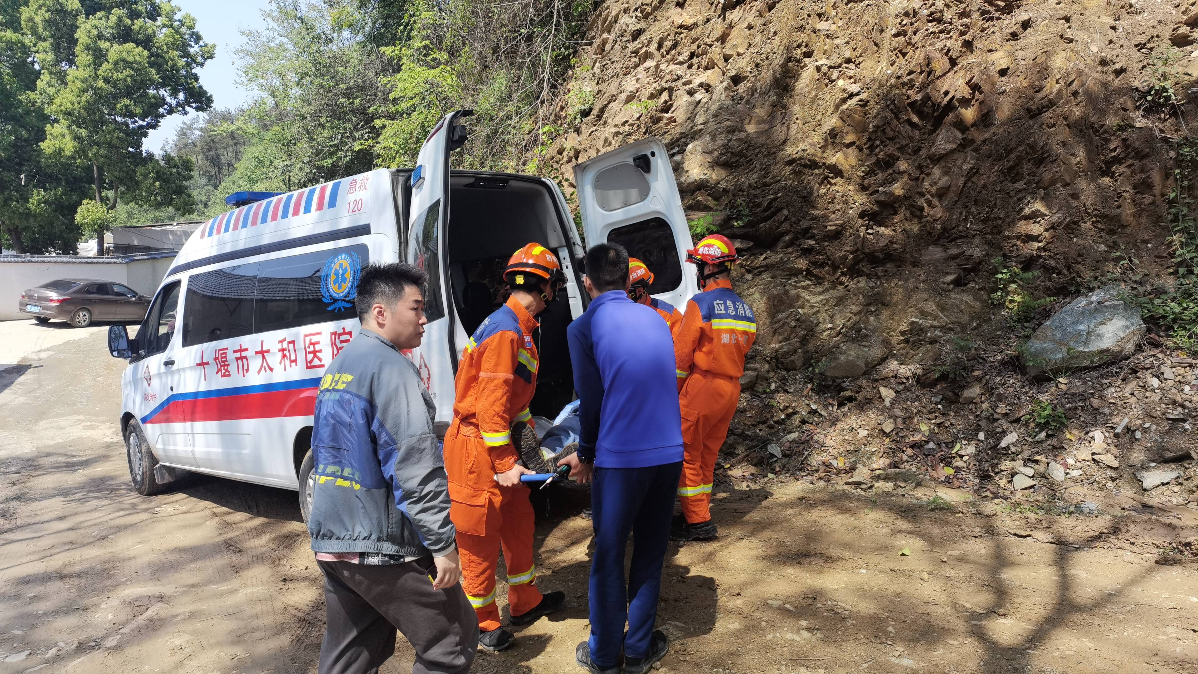 救護車摘柑橘事件引發(fā)質疑熱議