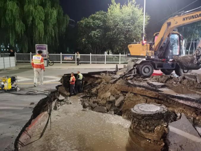 銀川公路夜間塌陷現(xiàn)大坑，原因,、應(yīng)對(duì)措施與反思